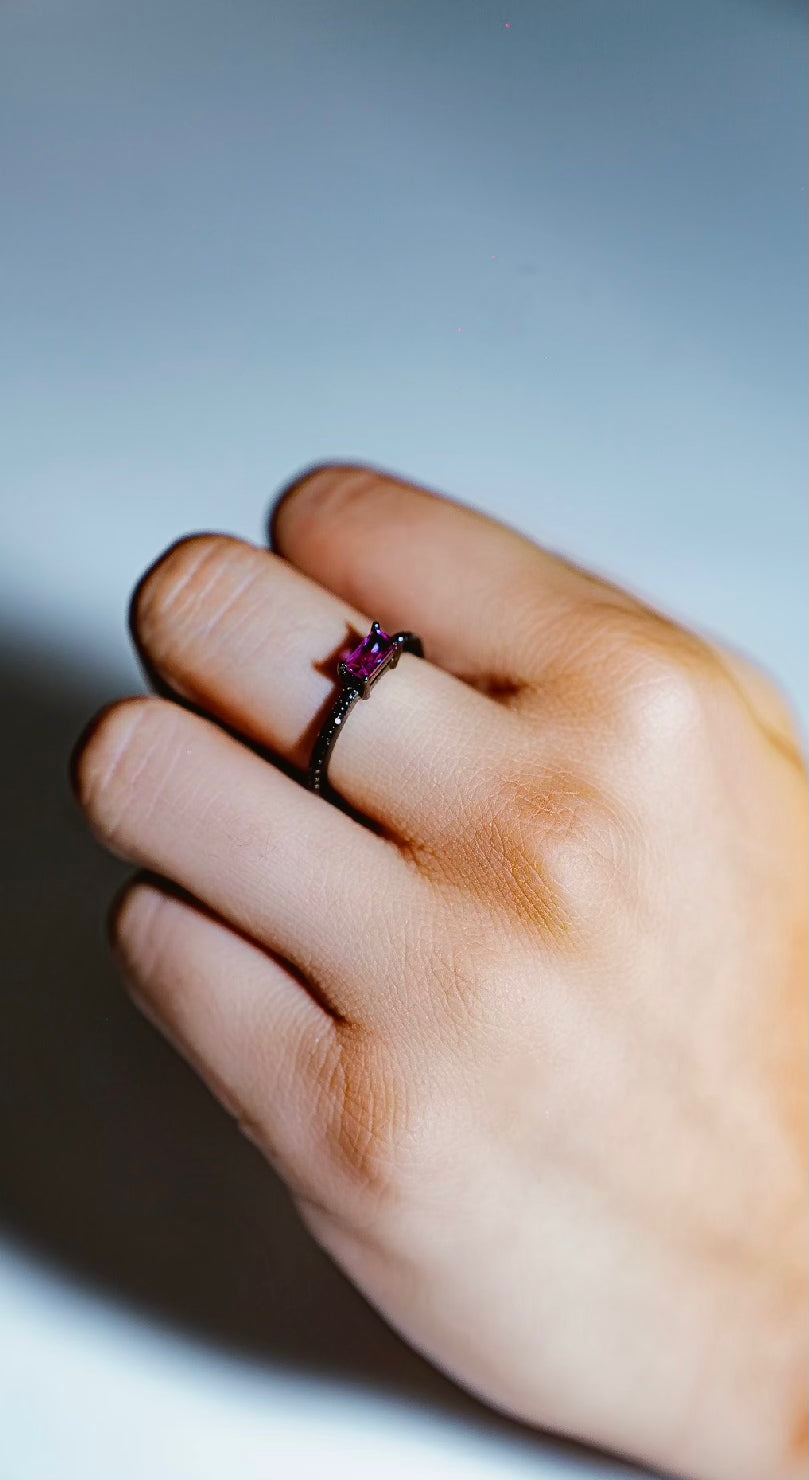 Anillo negro cuadrado rosa